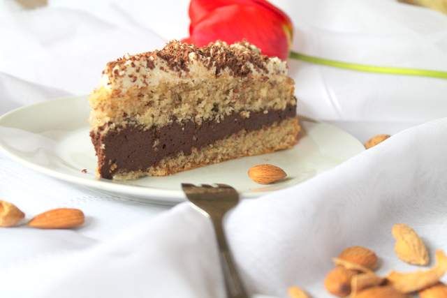 Tort truflowo- migdałowy  Tort truflowo- migdałowy