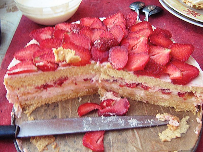 Tort truskawkowo - bananowy z bezą