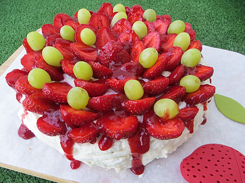 Tort truskawkowy na biszkopcie z pestek dyni