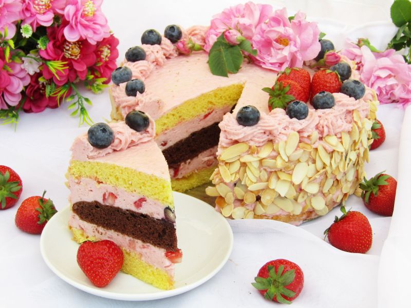 Tort truskawkowy z borówkami