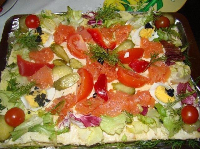 Tort tuńczykowo-łososiowy z tostów Tort tuńczykowo-łososiowy z tostów