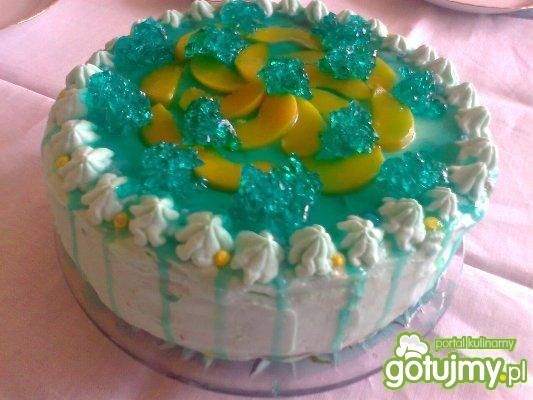 tort turkusowy z bitą śmietaną i owocami