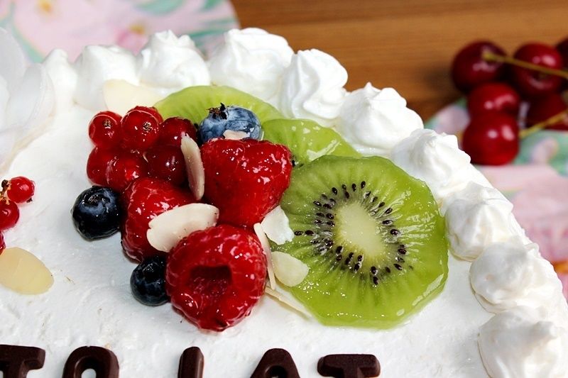 Tort uniwersalny z malinową nutą