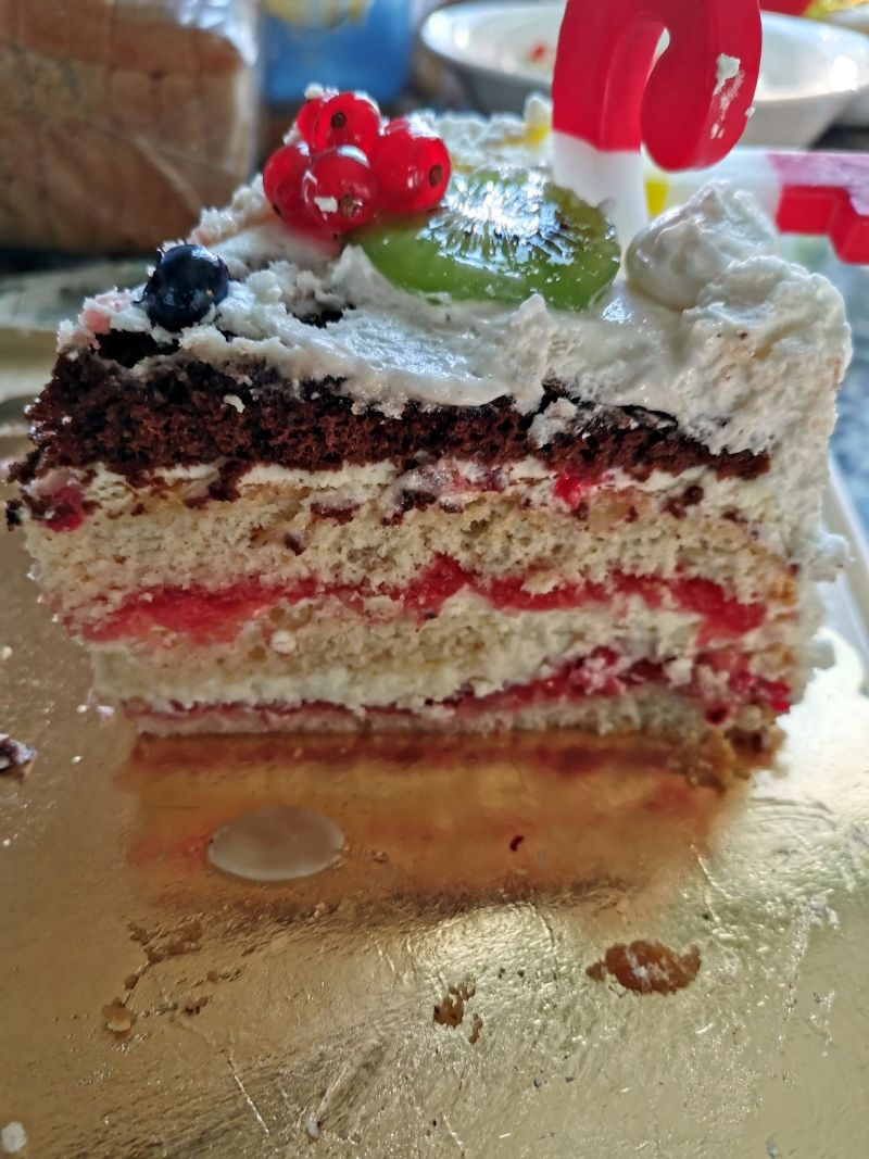 Tort uniwersalny z malinową nutą