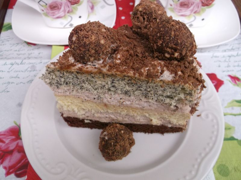 Tort urodzinowy z kulkami czekoladowymi Tort urodzinowy z kulkami czekoladowymi