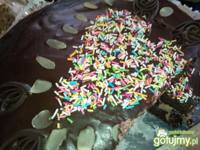 Tort wiedeński z alkoholowymi wiśniami