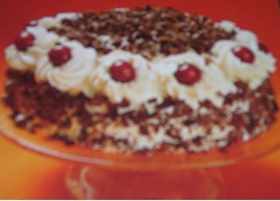 Tort wiśniowy z bitą śmietaną Tort wiśniowy z bitą śmietaną