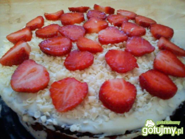 Tort z białą czekoladą i truskawkami Tort z białą czekoladą i truskawkami