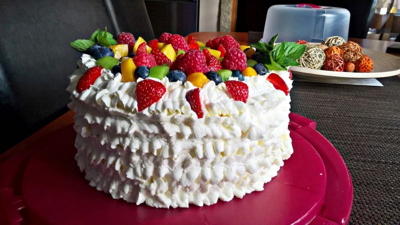 Tort z bitą śmietaną i owocami