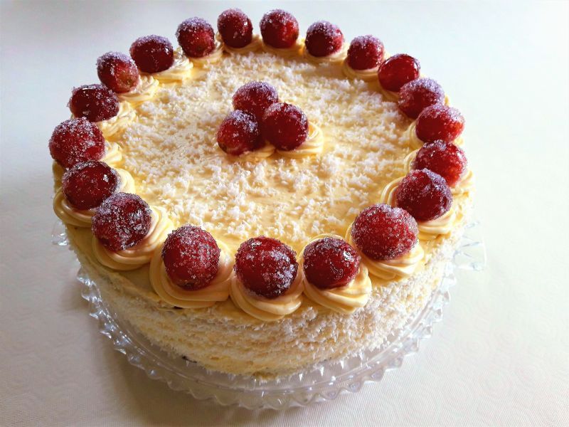 Tort z bitą śmietaną i winogronami w cukrze