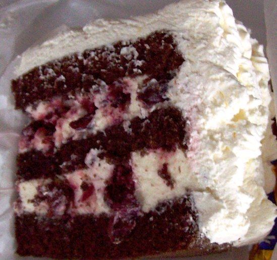 Tort z bitą śmietaną i wiśniami Tort z bitą śmietaną i wiśniami