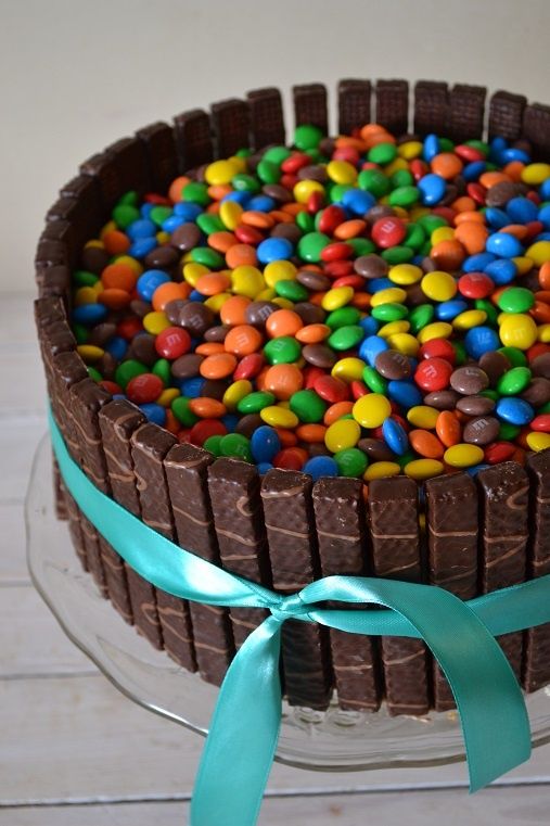 Tort z cukierkami otoczowny wafelkami Tort z cukierkami otoczowny wafelkami