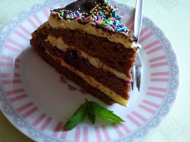 Tort z czarną porzaczką Tort z czarną porzaczką