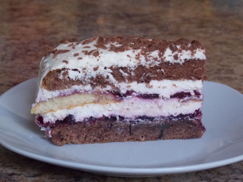 Tort z czarną porzeczką Tort z czarną porzeczką