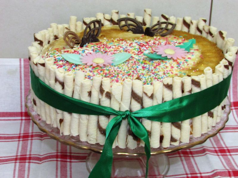 Tort z dżemem truskawkowym