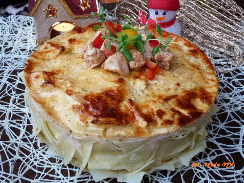 Tort z indyka z makaronem, papryką i pomidorkami Tort z indyka z makaronem, papryką i pomidorkami