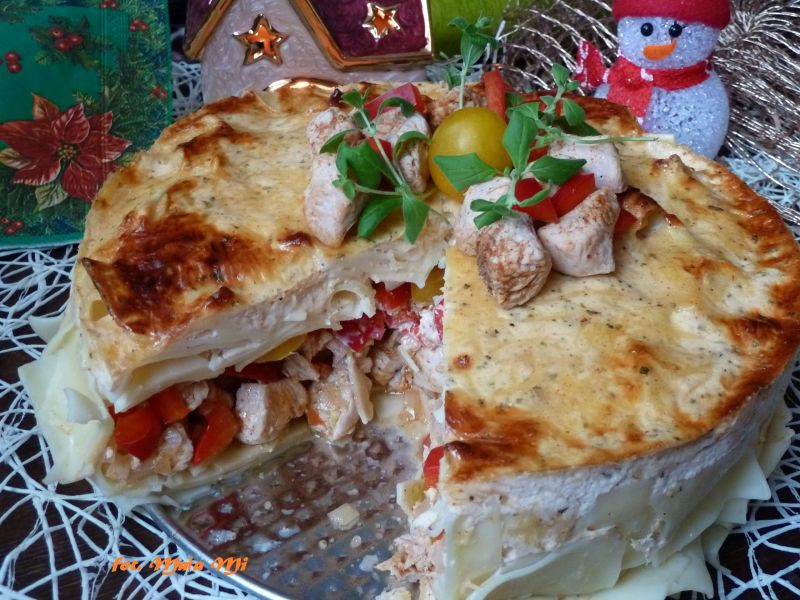 Tort z indyka z makaronem, papryką i pomidorkami Tort z indyka z makaronem, papryką i pomidorkami