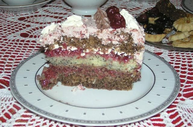 Tort z kakao, makiem i wisniami