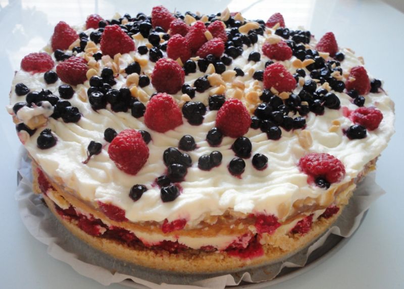 Tort z karmelem, owocami i orzechami Tort z karmelem, owocami i orzechami