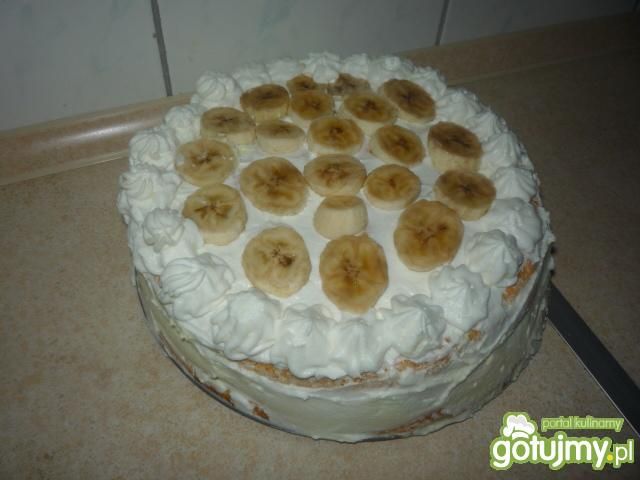 Tort z kawałkami bananów