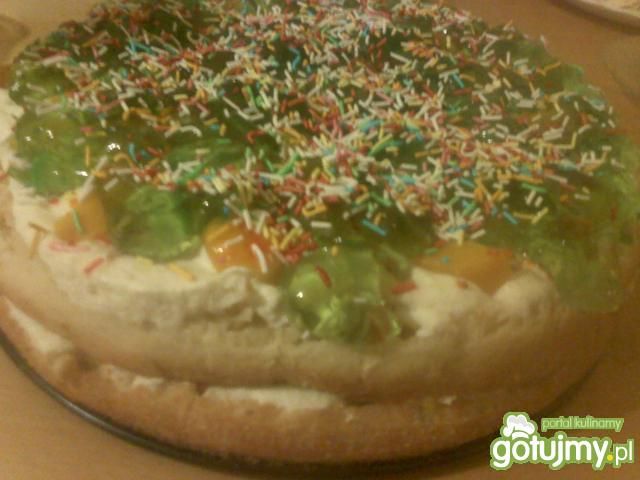 Tort z kremem bananowym i brzoskwiniami 