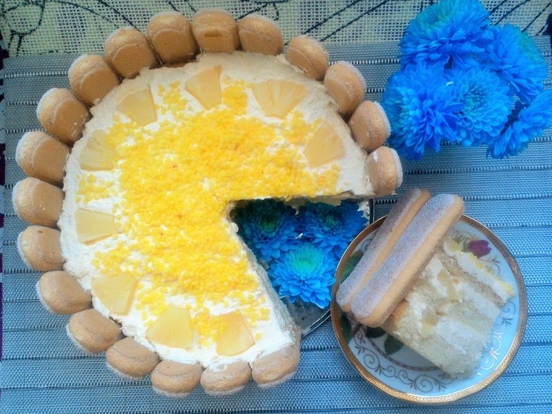 Tort z kremem budyniowym i ananasem Tort z kremem budyniowym i ananasem