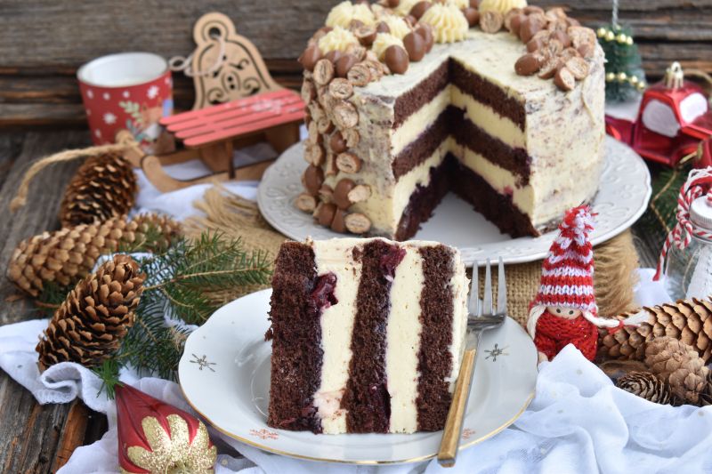 Tort z kremem chałwowym i ciasteczkami