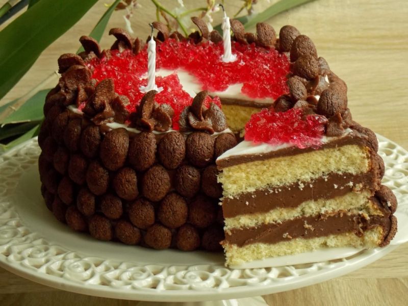 Tort z kremem czekoladowo-orzechowym Tort z kremem czekoladowo-orzechowym