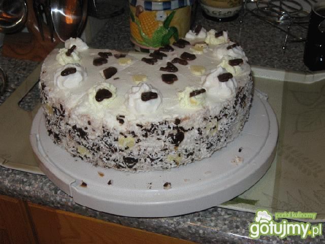 Tort z kremem czekoladowym i bitą śmieta