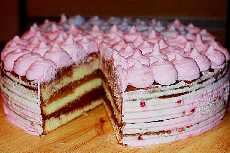 Tort z kremem i  karmelizowaną gruszką