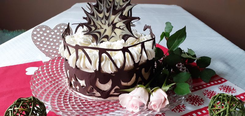 Tort z kremem szampańskim i kryzą czekoladową  Tort z kremem szampańskim i kryzą czekoladową