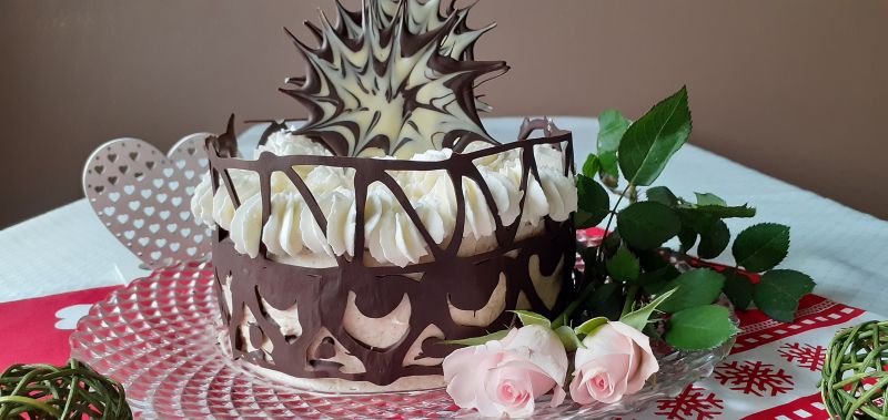 Tort z kremem szampańskim i kryzą czekoladową  Tort z kremem szampańskim i kryzą czekoladową