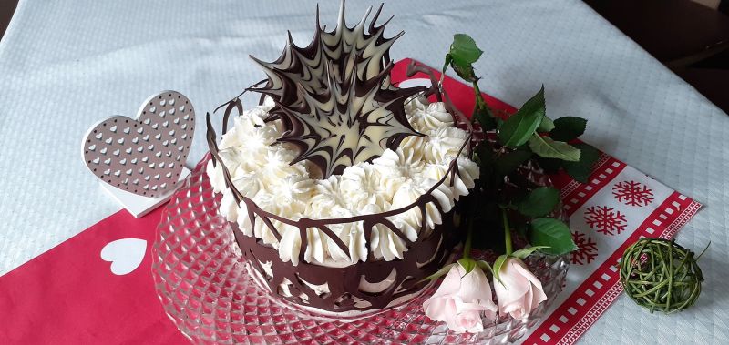 Tort z kremem szampańskim i kryzą czekoladową  Tort z kremem szampańskim i kryzą czekoladową