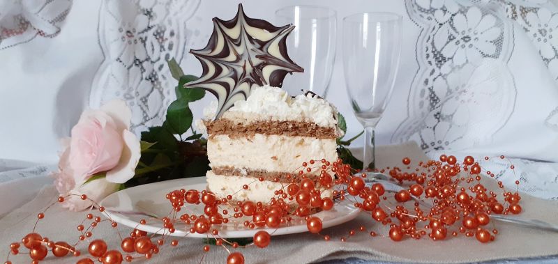 Tort z kremem szampańskim i kryzą czekoladową  Tort z kremem szampańskim i kryzą czekoladową