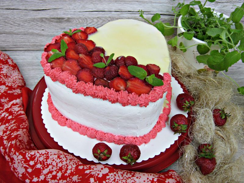 Tort z kremem truskawkowym