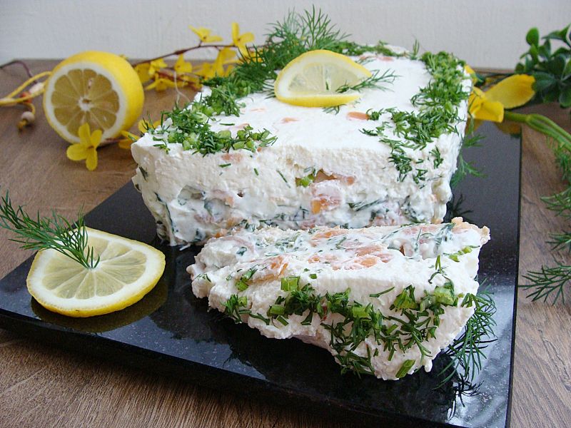 Tort z łososia na grzankach