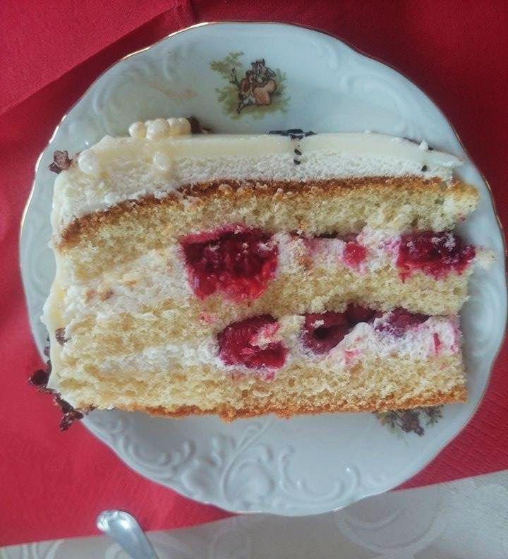Tort z malinami. Tort z malinami.
