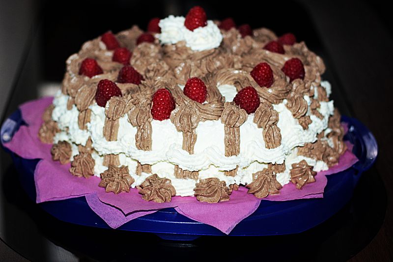 Tort z malinami i śmietaną Tort z malinami i śmietaną