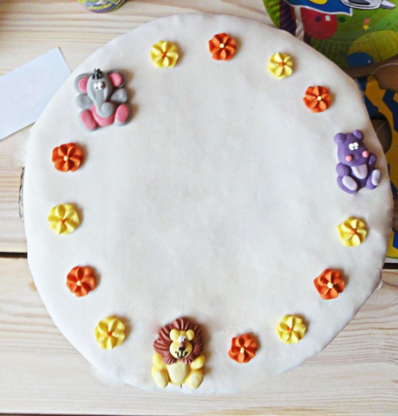 Tort z masą cukrową Tort z masą cukrową