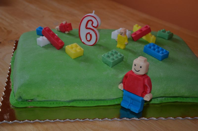 Tort z masą czekoladową z lukrem plastycznym