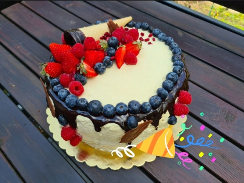 Tort z masą kinder bueno, truskawkową i agrestowa