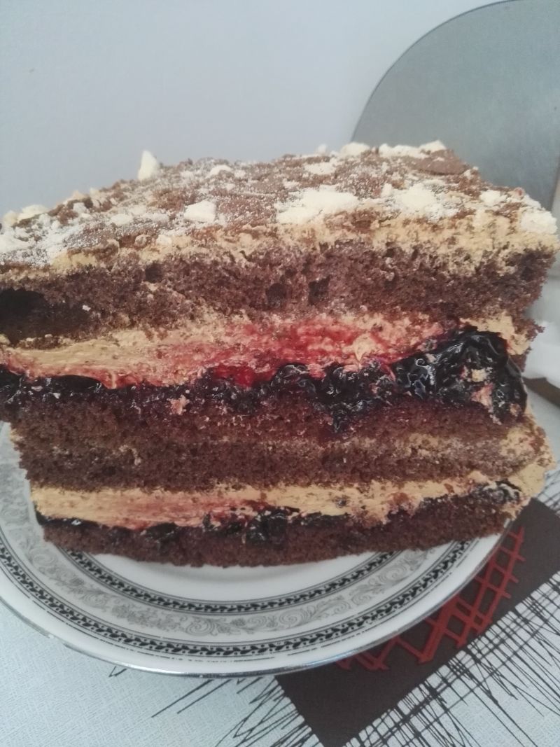 Tort z masą krówkową i dżemem porzeczkowym Tort z masą krówkową i dżemem porzeczkowym