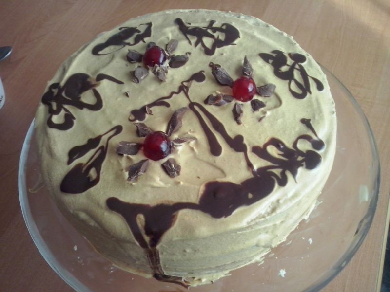 Tort z masą toffi i brzoskwiniami