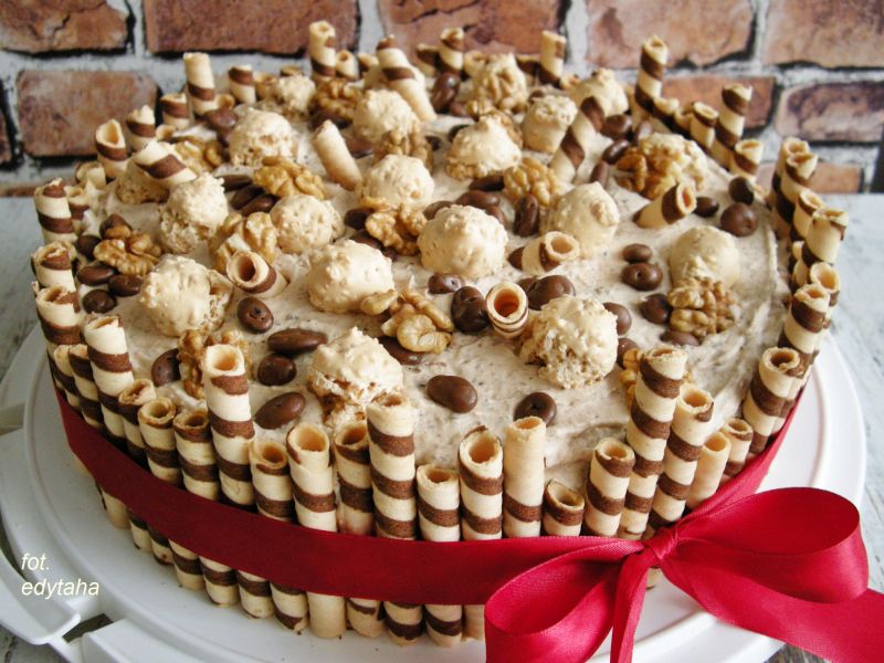 Tort z maślanym kremem orzechowym Tort z maślanym kremem orzechowym