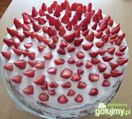 Tort z mlecznej pianki z truskawkami Tort z mlecznej pianki z truskawkami