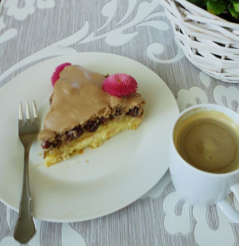 Tort z musem czekoladowym i wiśniami