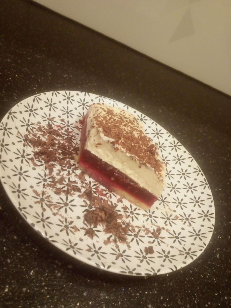 Tort z musem malinowym i masą chałwową