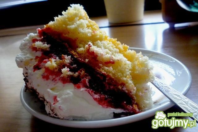 Tort z musem truskawkowym i śmietaną Tort z musem truskawkowym i śmietaną