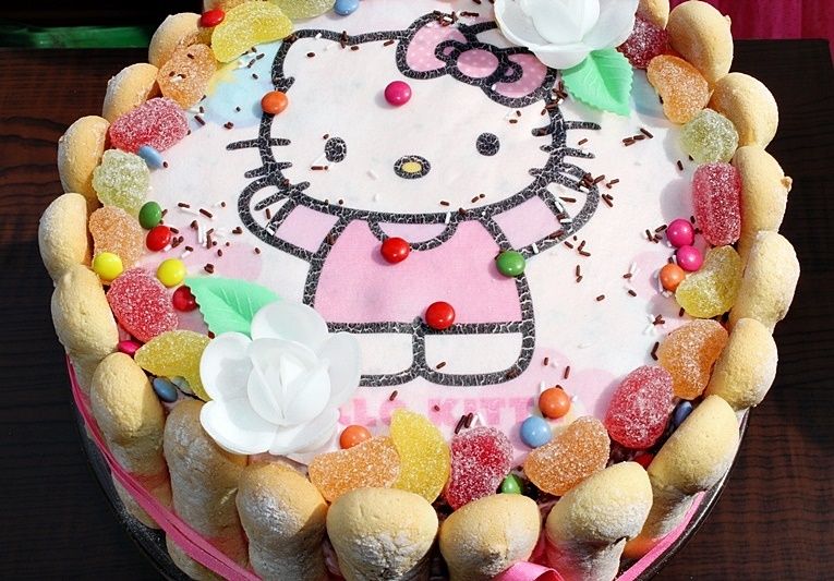 Tort z opłatkiem i truskawkową nutą Tort z opłatkiem i truskawkową nutą