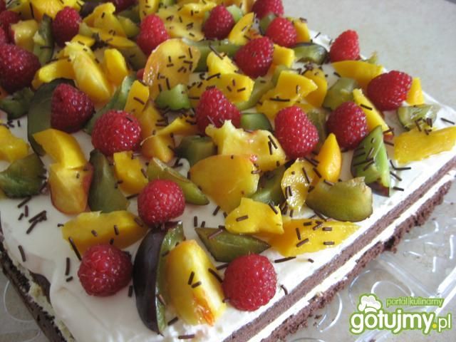Tort z owocami i mleczną masą